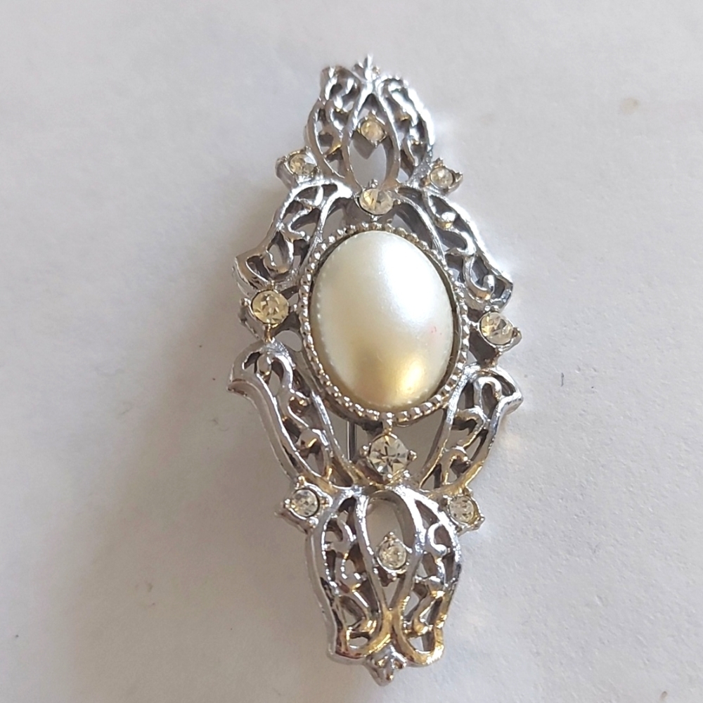Michelle Lynn elegant Silver and Cream Brooch - Picture 2 of 5